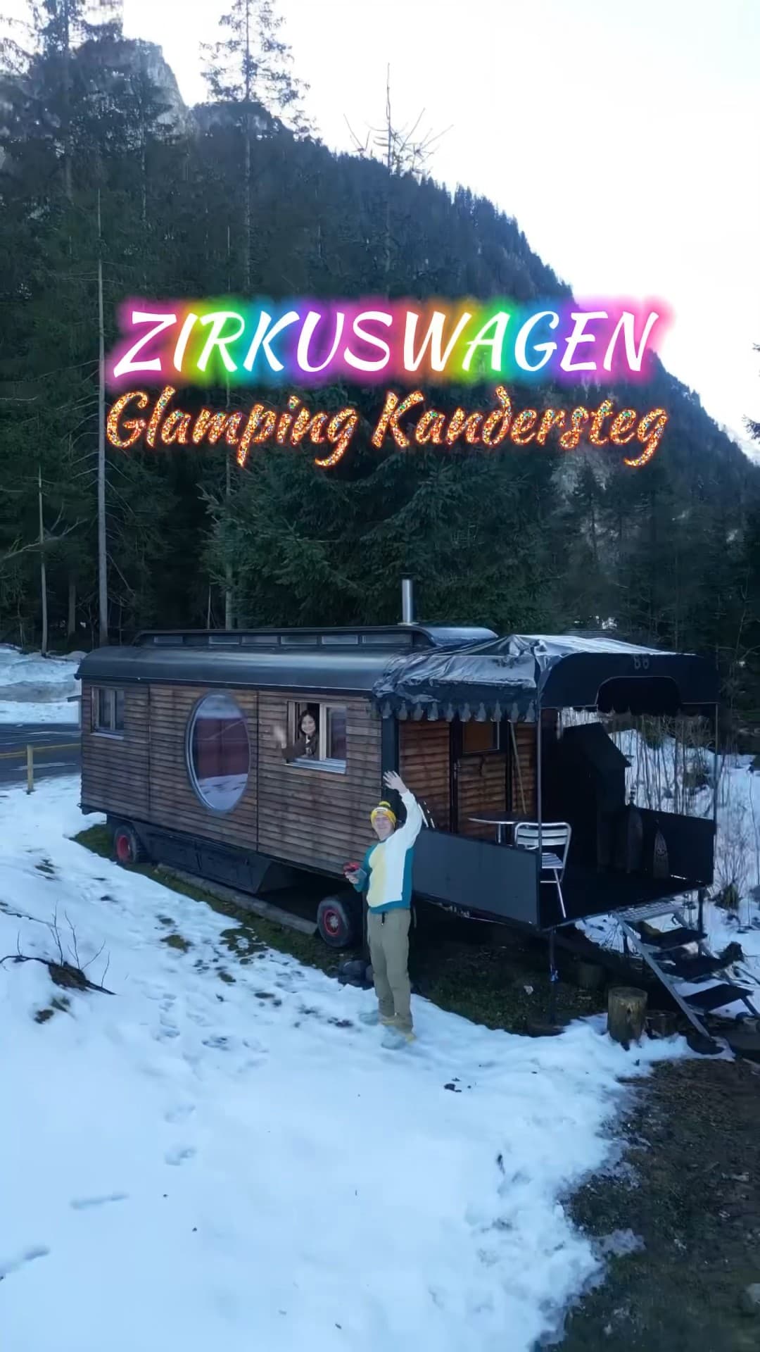 Original Knie-Zirkuswagen beim Hotel Ermitage